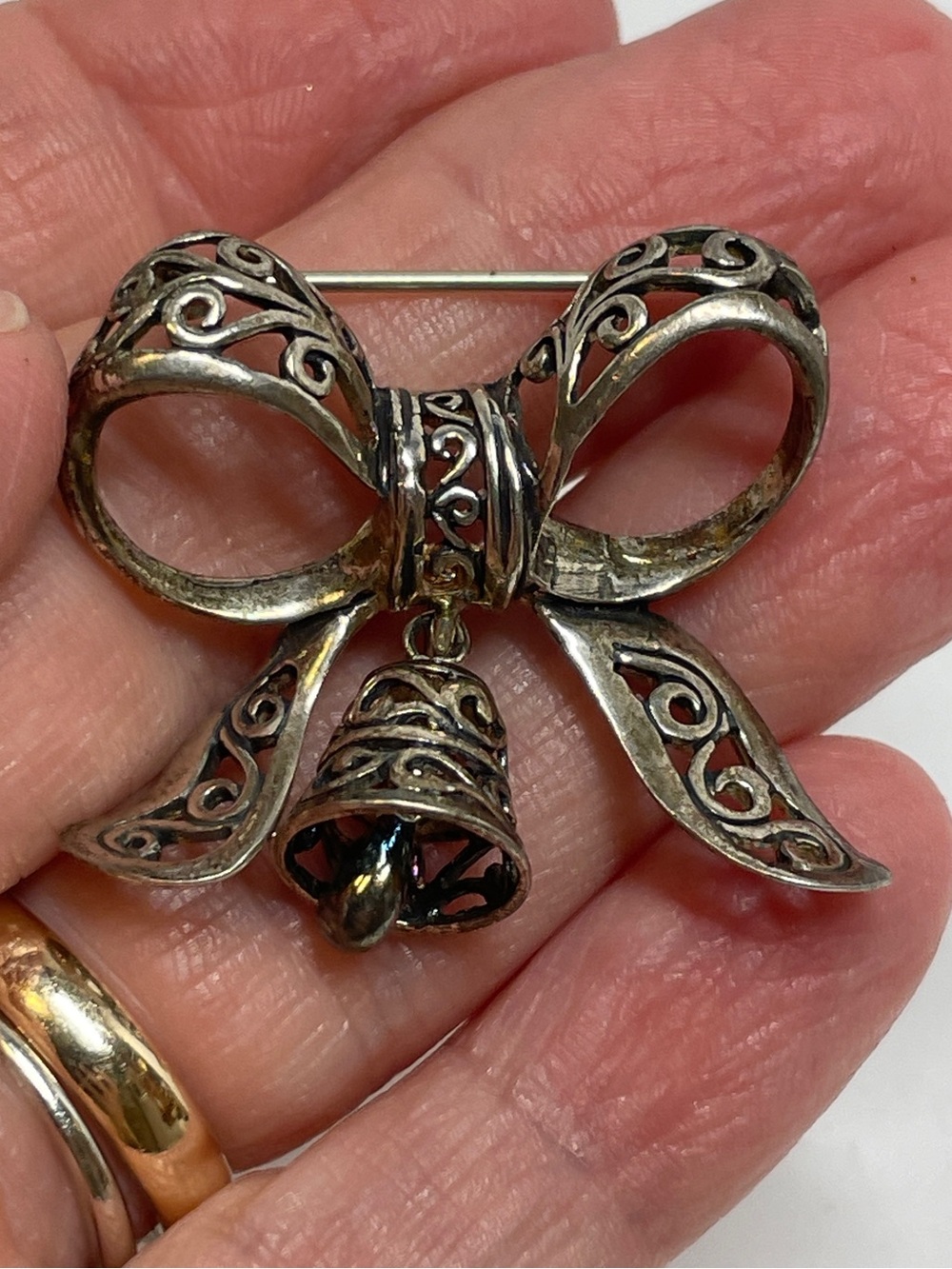 VINTAGE JEZLAINE STERLING SILVER FILIGREE BOW & BELL DANGLE PIN BROOCH 925 7.2g